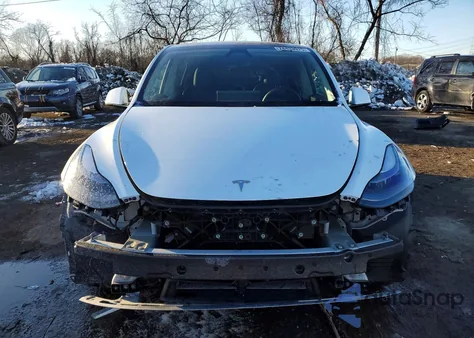 2024 Tesla Model Y z USA, uszkodzony, nr VIN 7SAYGDED9RF202810
